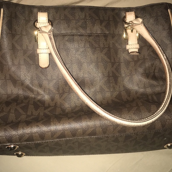 Micheal Kors purse - Picture 3 of 4